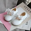 Elegante weiße Lacklederschuhe für Mädchen mit großen Satinschleifen und Wellenrand. - Weiß