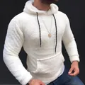 Vista dettagliata della consistenza soffice di una felpa con cappuccio da uomo!! - Taglia S / Top / Bianco
