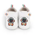 Vista detallada de zapatos blancos para bebé con diseños de astronautas y cohetes. - Blanco