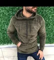Detaillierte Ansicht eines flauschigen olivgrünen Herren-Kapuzenpullovers aus Fleece - Armeegrün