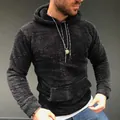 Dettaglio di felpa con cappuccio nera da uomo in sherpa morbido con coulisse e tasche - Taglia S / Top / Nero