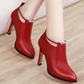 Elegantes botines rojos de punta con tacón alto, tiras de pedrería y tachuelas doradas - Rojo