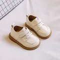 Klassische cremeweiße Lauflernschuhe für Babys aus weichem Leder für kleine Mädchen. - Größe 27 (Innenlänge 17,0 cm) / Beige