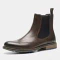 Dettaglio laterale degli stivali Chelsea brogue marroni da uomo con design classico a coda - 39 / Stivale Chelsea Brogue Intagliato (KD661) / Marrone scuro