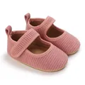 Vue détaillée de chaussures Mary Jane en velours côtelé rose pour bébé avec semelle - Rose