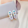 Weiße Baby-Segeltuchschuhe mit bunten Blumendrucken und sicheren Klettverschlüssen - 130 (Innenlänge 13cm) / Weiße Blume