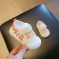 Atmungsaktiver weißer Baby-Lauflernschuh aus Mesh mit orangefarbenen Akzenten und Softsohle - Orange