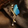 Detailansicht einer eleganten blau bestickten Schmetterlingsbrosche mit Goldrahmen - Gestickte Schmetterlingsbrosche (XZ1559-2)