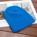 Dettaglio di un berretto di lana blu brillante con trama a coste su tavolo di legno - Alta elasticità / blu ghiacciaio