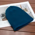 Dettaglio ravvicinato del berretto in maglia blu lago con trama a coste verticali di qualità - Alta elasticità / Blu Inchiostro