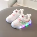 Zapatillas blancas con LED para niños pequeños con luces de colores y suelas antideslizantes - Rosa