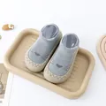 Close-up van baby vloersokken met schattig cartoon kat ontwerp en anti-slip zool - Blauw