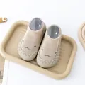 Detailweergave van beige babysokjes met schattig geborduurd gezichtje en zachte zool - Khaki