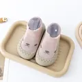 Detailweergave van roze babysokken met schattig berengezichtje en rubberen zool - Roze