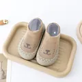 Gedetailleerde weergave van schattige baby sok-schoenen met beer en antislip rubberen zolen - Bruin