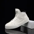 Sneaker alte in pelle bianca da uomo con suola spessa e design classico stringato - 38 / Bianco