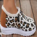 Detailansicht der Schneestiefel mit Leopardenmuster, dicker Sohle und Fellfutter - Leopardenprint