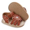 Detailansicht braune Babysandalen für Mädchen mit Blume und rutschfester Gummisohle - Braun