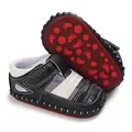 Détail de sandales de marche pour bébé avec semelle rouge antidérapante à motif - Noir