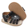 Detailansicht der schwarzen Baby-Prinzessin-Sandalen mit Blumen und rutschfester Sohle - Schwarz