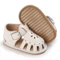 Detailansicht weißer Mädchen-Lauflernschuhe mit weicher Sohle und Blumenmuster. - Weiß