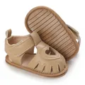 Vue détaillée de sandales kaki pour bébé avec découpe en cœur et semelle souple - Abricot