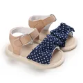 Detalle de bonitas sandalias con lazo azul marino con lunares para bebés niñas calzado - Azul Oscuro con Lunares