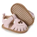 Vue détaillée de sandales roses pour bébé fille avec cœur évidé et semelle souple marron - Rose