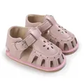 Détail de sandales d'été roses pour bébé fille avec semelle souple fleurie - Rose