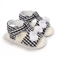 Baby-Sandalen mit schwarz-weißem Karomuster, weißer Schleife und weicher Sohle - Schwarz-weiß kariert