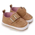 Vue détaillée de chaussures de marche pour bébé tissées marron avec bride à boucle. - Abricot