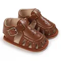 Vue détaillée de sandales pour bébé en cuir marron avec motifs fleurs et semelle souple. - Marron