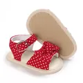 Dettaglio dei sandali da neonata rossi a pois con fiocco e suola morbida antiscivolo - 11cm / Stile Fiocco a Pois Rosso e Bianco / Rosso