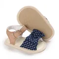 Dettaglio di sandali per neonata con fiocco a pois blu scuro e suola morbida antiscivolo - 11cm / Navy Blue Polka Dot Bow Style / Blu