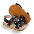 Detalle de sandalias negras para bebé con lazo de lunares y suela blanda flexible - Negro