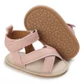 Vue détaillée des sandales roses pour bébés avec semelles souples antidérapantes et lanières croisées - Rose