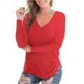 Detail van een levendig rood dames-T-shirt met lange mouwen en een V-hals, zacht. - S / Tops / Rood