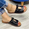 Schicke schwarze flache Sommersandalen für Damen mit Schleife und modischem Ausschnitt. - Schwarz