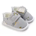 Vue détaillée de chaussures de marche pour bébé grises avec motif cygne et velcro - Licorne Grise