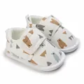 Gros plan détaillé de chaussures de bébé blanches à semelles souples avec oursons - Ours en peluche