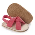 Detailansicht der roten Stoff-Sandalen für Baby-Mädchen mit rutschfester Sohle - Rosarot