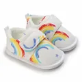 Détail de chaussures de marche souples pour bébé avec imprimé arc-en-ciel et velcro - Arc-en-ciel