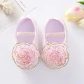 Vue détaillée de chaussures de princesse rose pour bébé avec une grande fleur en tulle - Rose