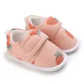 Détail de chaussures de marche pour bébé roses avec motif fraise et bande velcro - Fraise Rose