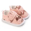 Vue détaillée de chaussures roses pour bébé avec semelles souples et bandes velcro de fermeture - Renne