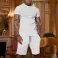 Vista dettagliata di una tuta sportiva bianca minimalista da uomo dal taglio slim - Taglia M / Bianco