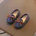 Elegant navy blue suede kids loafers with brown leather bow and white stitching detail - 21 / Blue