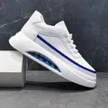 Zapatillas blancas de hombre con cámara de aire, franja azul y suela muy suave - Blanco Azul