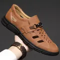 Herren-Freizeitschuhe aus braunem Leder mit atmungsaktiven Cut-outs und Schnalle - Braun