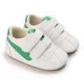 Detalle de zapatos blancos suaves para primeros pasos de bebé con rayas verdes y velcro - Verde